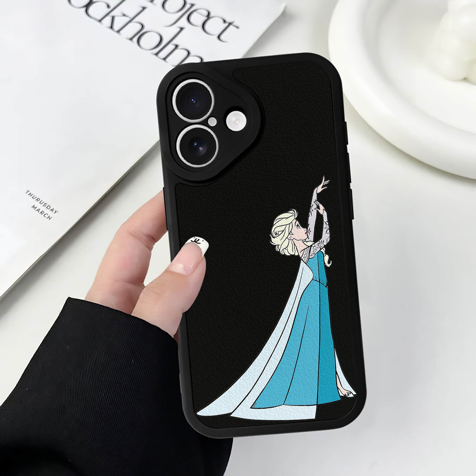 （画像用） アナと雪の女王 アンナ エルサ Frozen Anna Elsa 【iPhone 16シリーズ対応】シリコンスマホケース（レザー調） 材質：シリコン